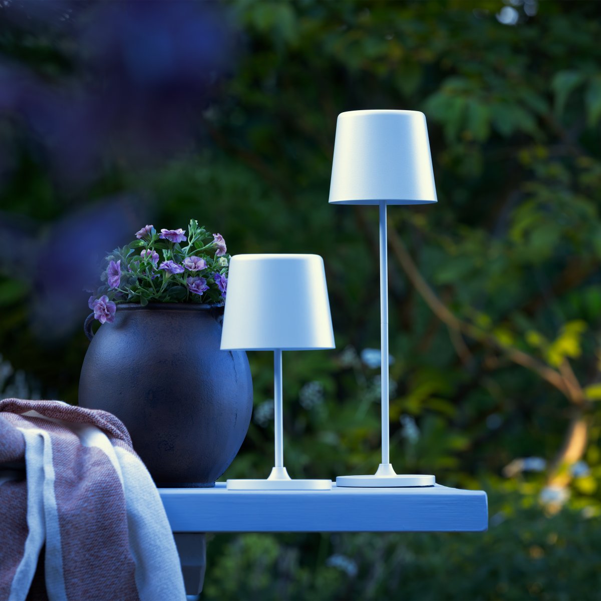 Kaami 37cm Mat hvid bærbar Fra Brilliant - Den b&aelig;rbare LED bordlampe Kaami i mat hvid farve giver et moderne touch til din terrasse, altan eller have.