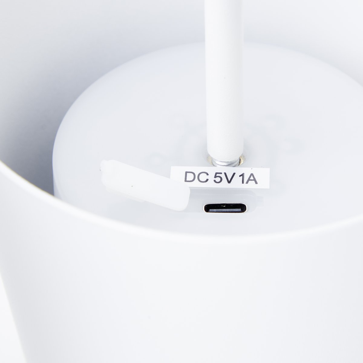 Kaami 37cm Mat hvid bærbar Fra Brilliant - Den b&aelig;rbare LED bordlampe Kaami i mat hvid farve giver et moderne touch til din terrasse, altan eller have.