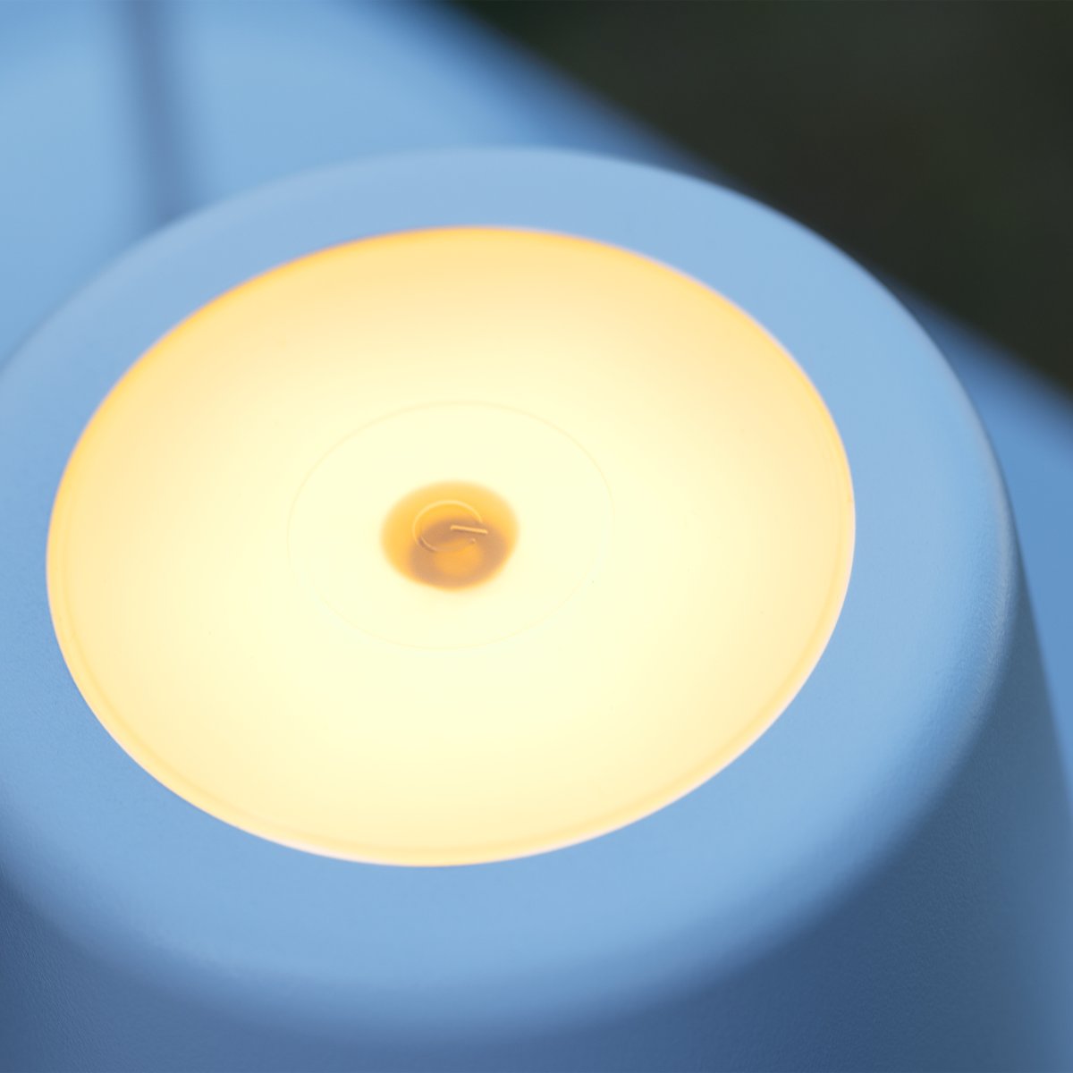 Kaami 37cm Mat hvid bærbar Fra Brilliant - Den b&aelig;rbare LED bordlampe Kaami i mat hvid farve giver et moderne touch til din terrasse, altan eller have.