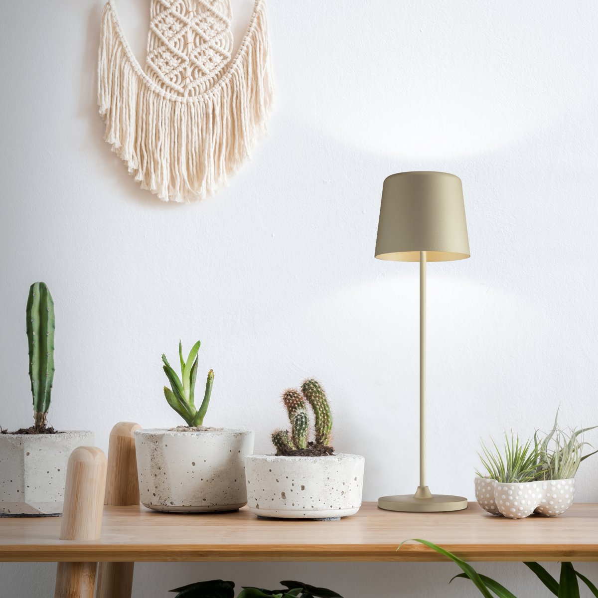 Kaami 37cm Mat cappuccino bærbar Fra Brilliant - Den b&aelig;rbare LED bordlampe Kaami i mat cappuccino farve giver et moderne touch til din terrasse, altan eller have.