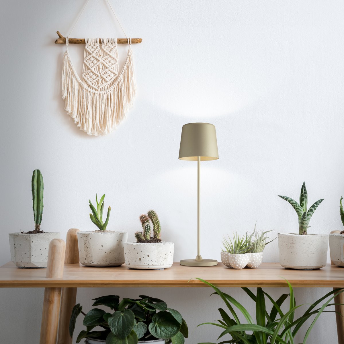 Kaami 37cm Mat cappuccino bærbar Fra Brilliant - Den b&aelig;rbare LED bordlampe Kaami i mat cappuccino farve giver et moderne touch til din terrasse, altan eller have.