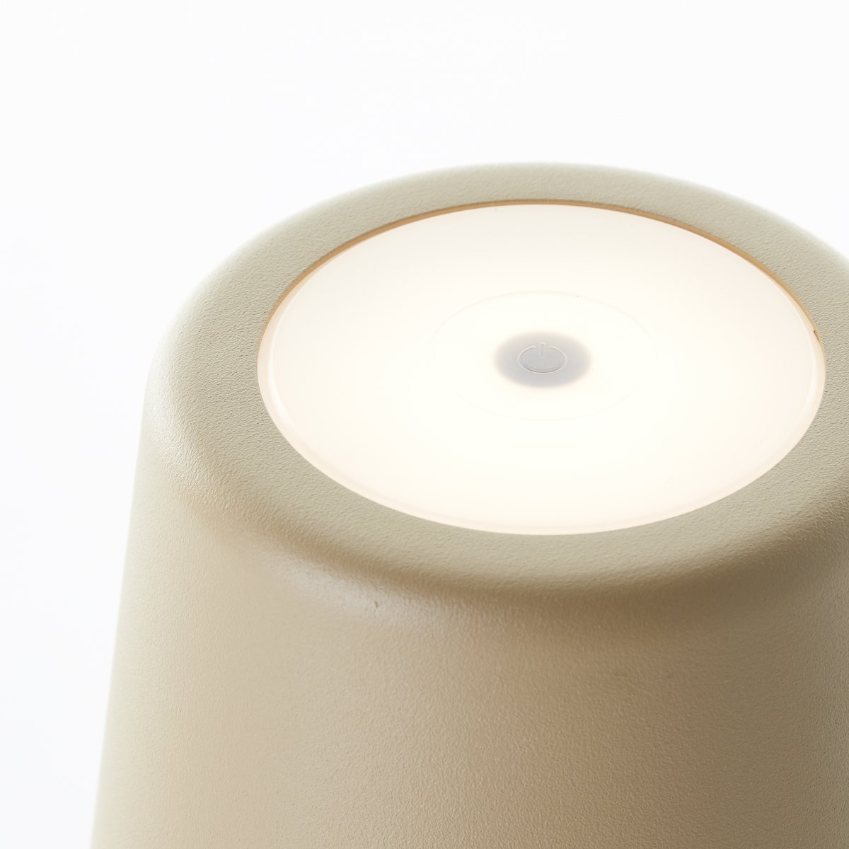 Kaami 37cm Mat cappuccino bærbar Fra Brilliant - Den b&aelig;rbare LED bordlampe Kaami i mat cappuccino farve giver et moderne touch til din terrasse, altan eller have.