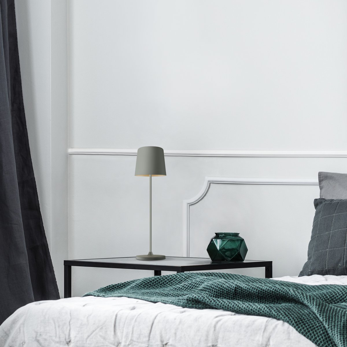 Kaami 37cm Mat grå bærbar Fra Brilliant - Med sin h&oslash;je IP44-klassificering er den vejrbestandig, perfekt til b&aring;de udend&oslash;rs og indend&oslash;rs brug.