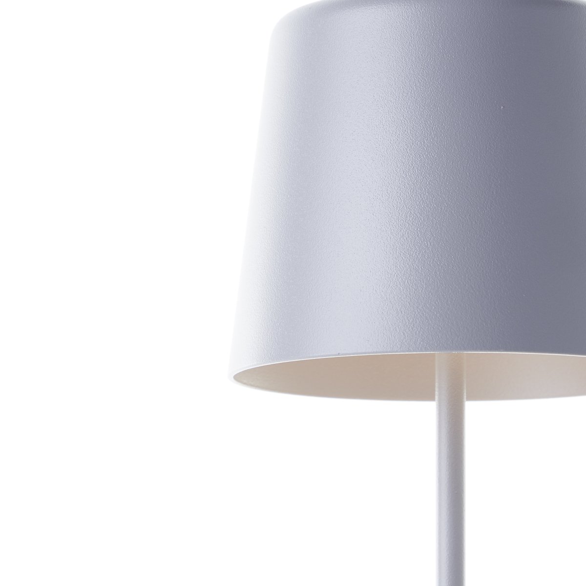 Kaami 37cm Mat grå bærbar Fra Brilliant - Med sin h&oslash;je IP44-klassificering er den vejrbestandig, perfekt til b&aring;de udend&oslash;rs og indend&oslash;rs brug.