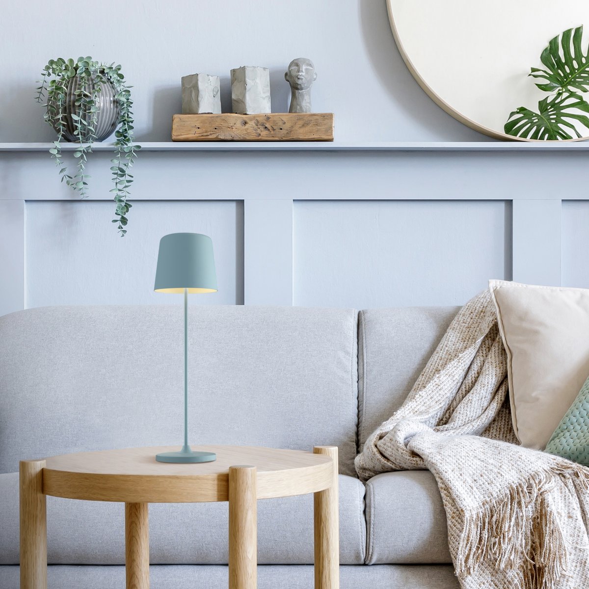 Kaami 37cm Mat blå bærbar Fra Brilliant - Med sin h&oslash;je IP44-klassificering er den vejrbestandig, perfekt til b&aring;de udend&oslash;rs og indend&oslash;rs brug.