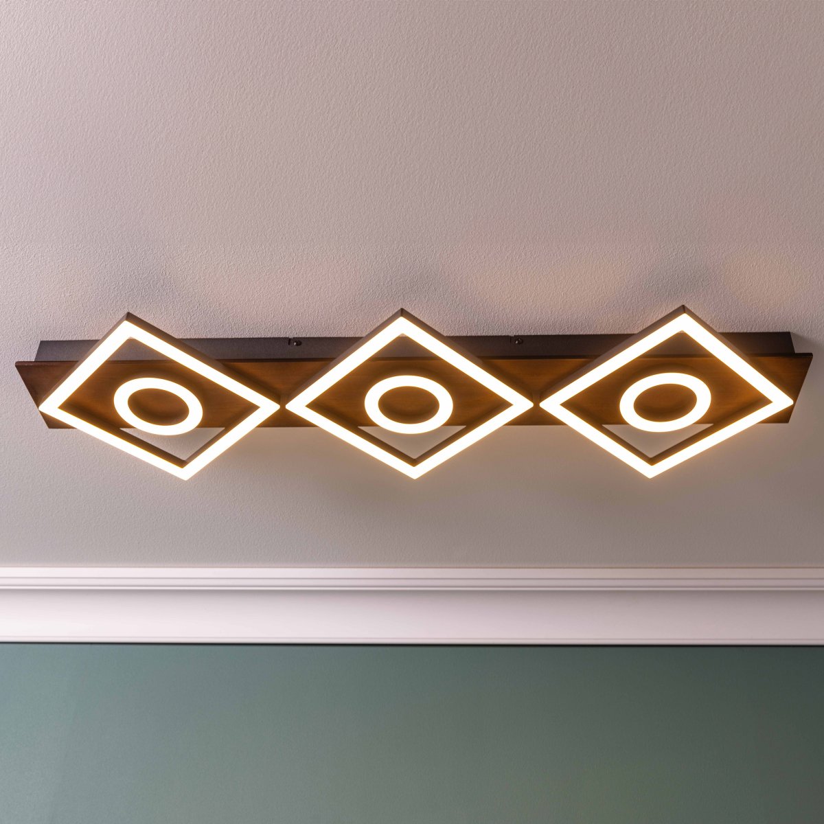 Maureen 88cm Mørkt træ plafond Fra Brilliant - Denne stilfulde loftslampe passer problemfrit ind i dit v&aelig;relse og giver en varm atmosf&aelig;re med et luksuri&oslash;st touch.