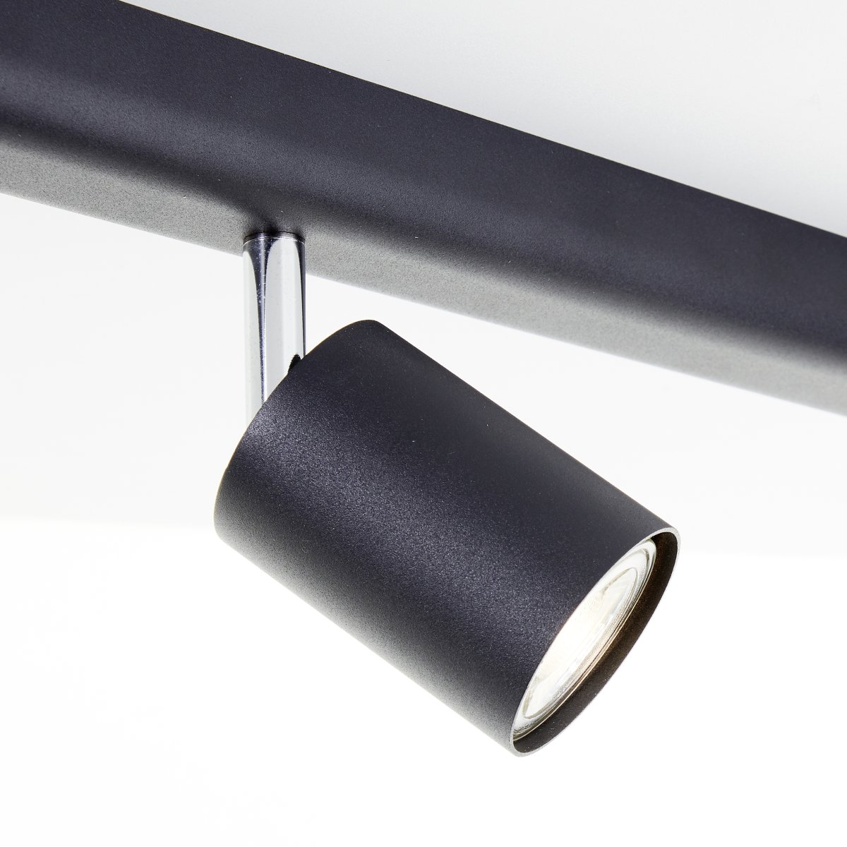 Different 6 Sort spotlight Fra Brilliant - Den 6-armede loftspot Different tilbyder en fleksibel belysningsløsning, hvor du nemt kan rette lyset derhen, hvor det er nødvendigt.