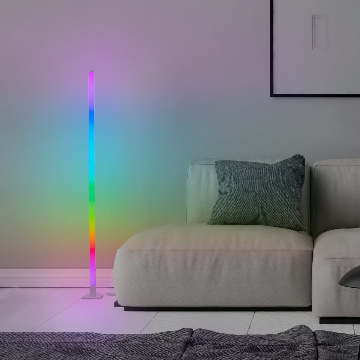 Neele Hvid gulvlampe Fra Brilliant - Lampen har en indbygget musiksensor, der får lyset til at pulsere i takt med musikken.
