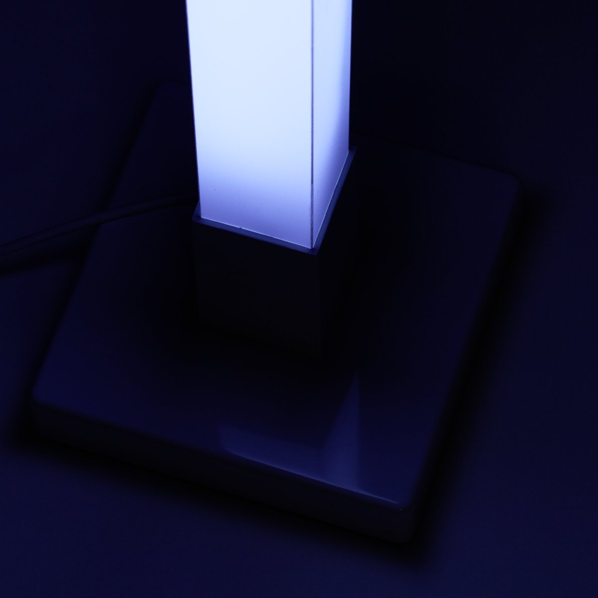 Neele Hvid gulvlampe Fra Brilliant - Lampen har en indbygget musiksensor, der får lyset til at pulsere i takt med musikken.