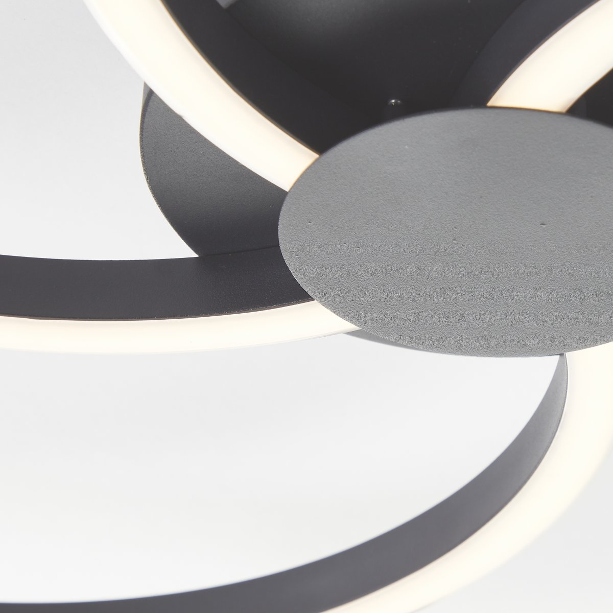 Fico Ø52 Sort plafond Fra Brilliant - Den har en diameter på 52 cm og en lysstyrke på 3300 lumen, hvilket giver en lys og indbydende atmosfære i ethvert rum.