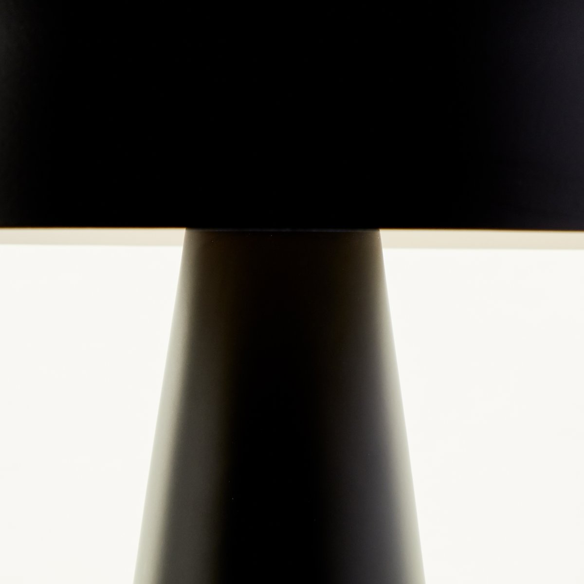 Sigrun 33cm Sort bordlampe Fra Brilliant - Den er perfekt som dekorativ belysning i stuen og skaber en varm og indbydende atmosf&aelig;re.