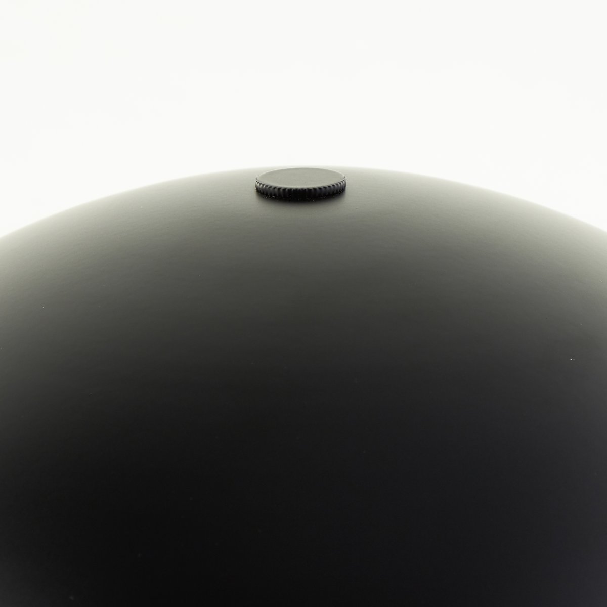 Sigrun 33cm Sort bordlampe Fra Brilliant - Den er perfekt som dekorativ belysning i stuen og skaber en varm og indbydende atmosf&aelig;re.