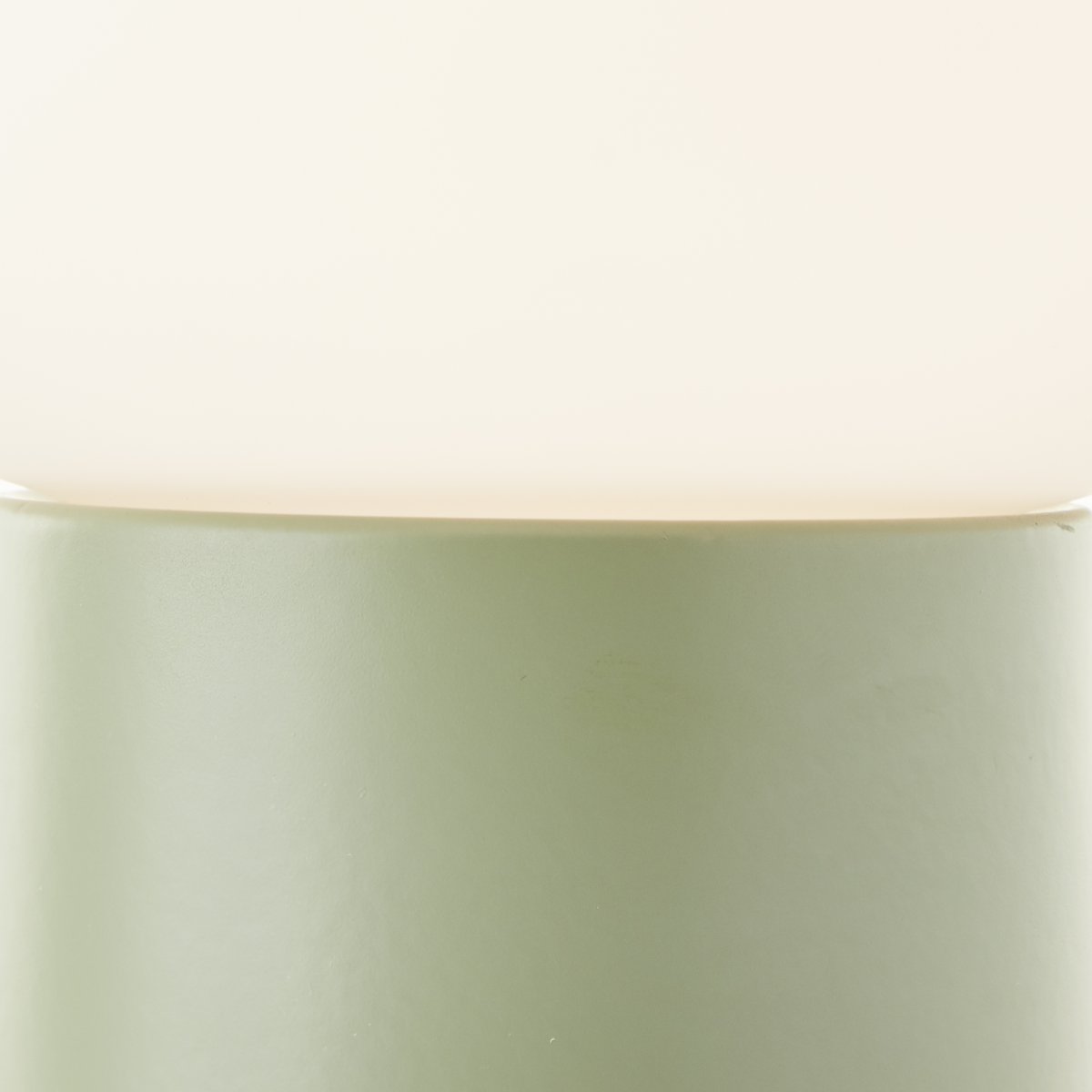 Camille 20cm Grøn bordlampe Fra Brilliant - Med en diameter på 17 cm og en højde på 20 cm er Camille både praktisk og dekorativ.