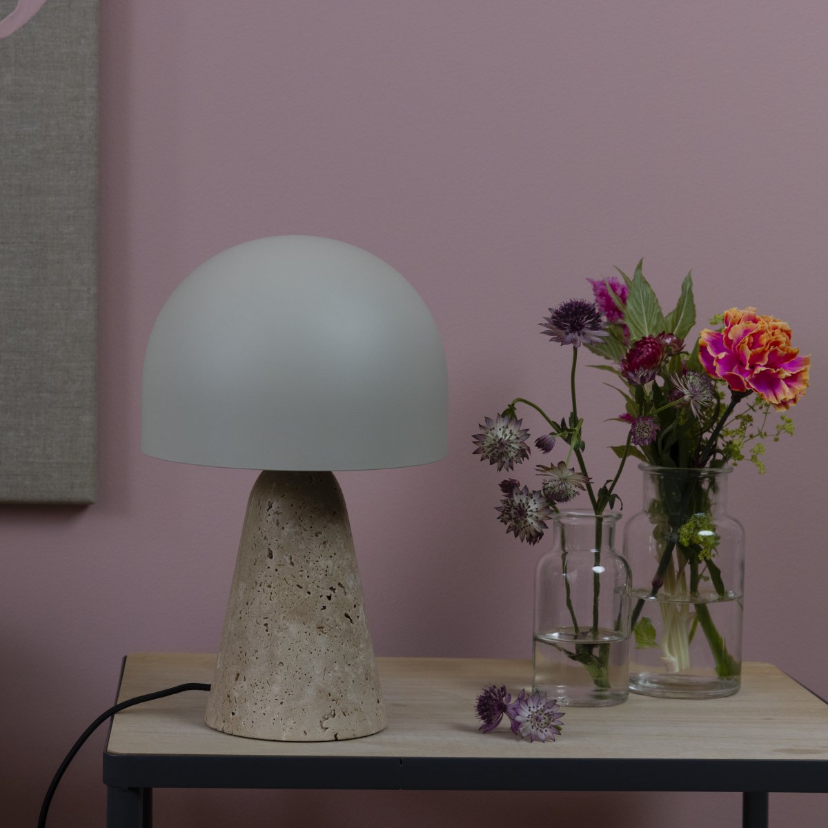 Nalam 30cm Beige bordlampe Fra Brilliant - Nalam bordlampe kombinerer moderne design og naturlig elegance med en stilfuld lampeskærm i beige og en robust fod lavet af ægte travertinsten.