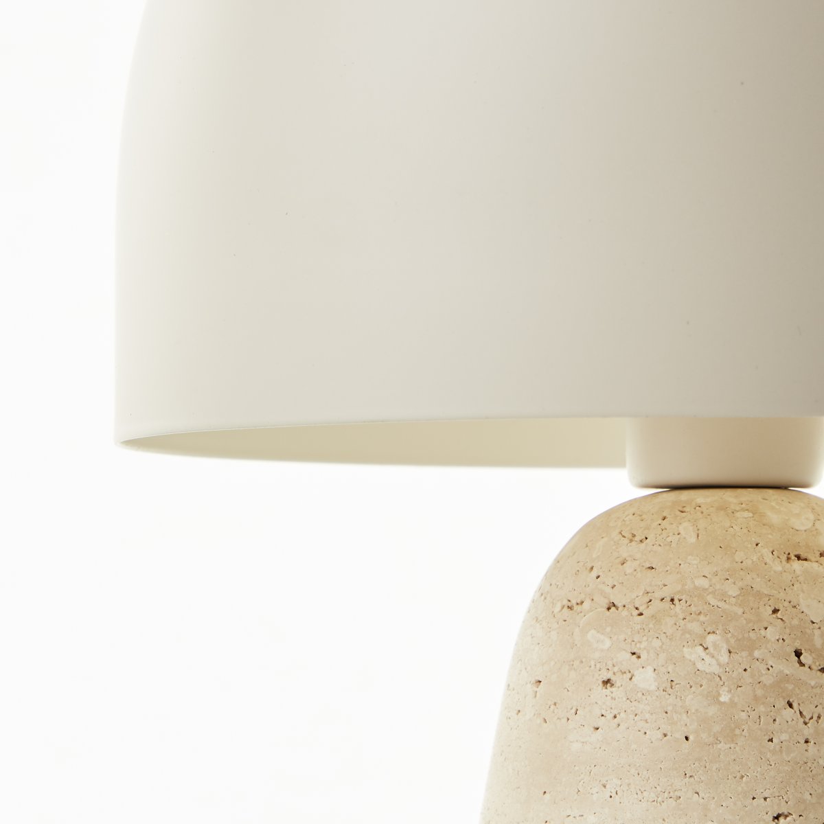 Nalam 30cm Beige bordlampe Fra Brilliant - Nalam bordlampe kombinerer moderne design og naturlig elegance med en stilfuld lampeskærm i beige og en robust fod lavet af ægte travertinsten.