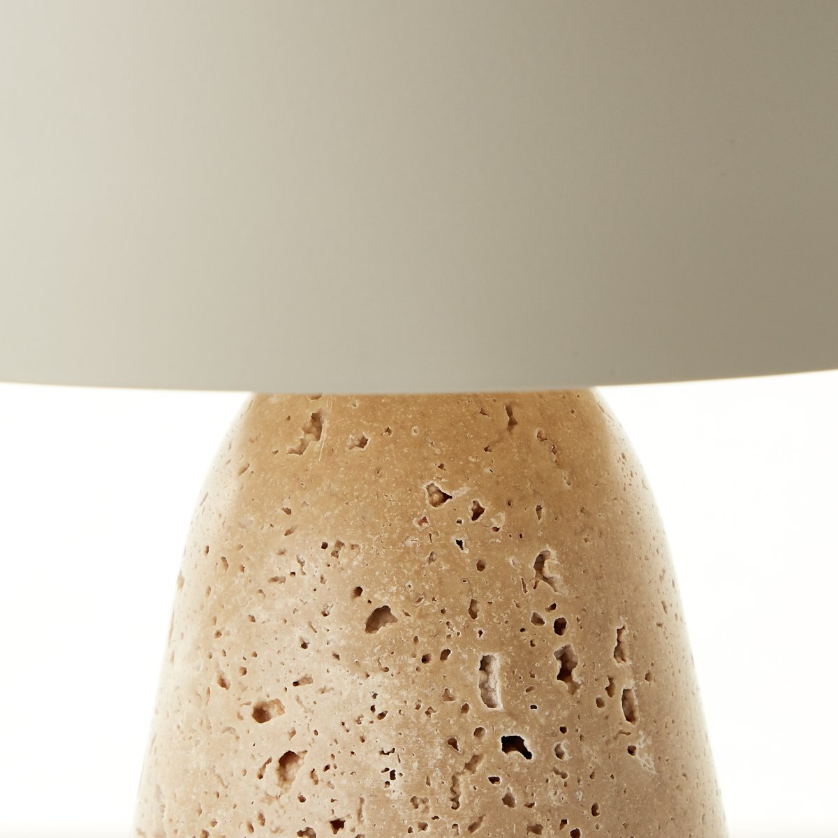 Nalam 30cm Beige bordlampe Fra Brilliant - Nalam bordlampe kombinerer moderne design og naturlig elegance med en stilfuld lampeskærm i beige og en robust fod lavet af ægte travertinsten.