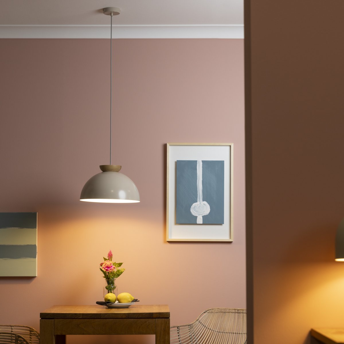 Nalam Ø35 Beige loftslampe Fra Brilliant - Passer perfekt i både stue, køkken eller spisestue og giver et jævnt og behageligt lysindfald.