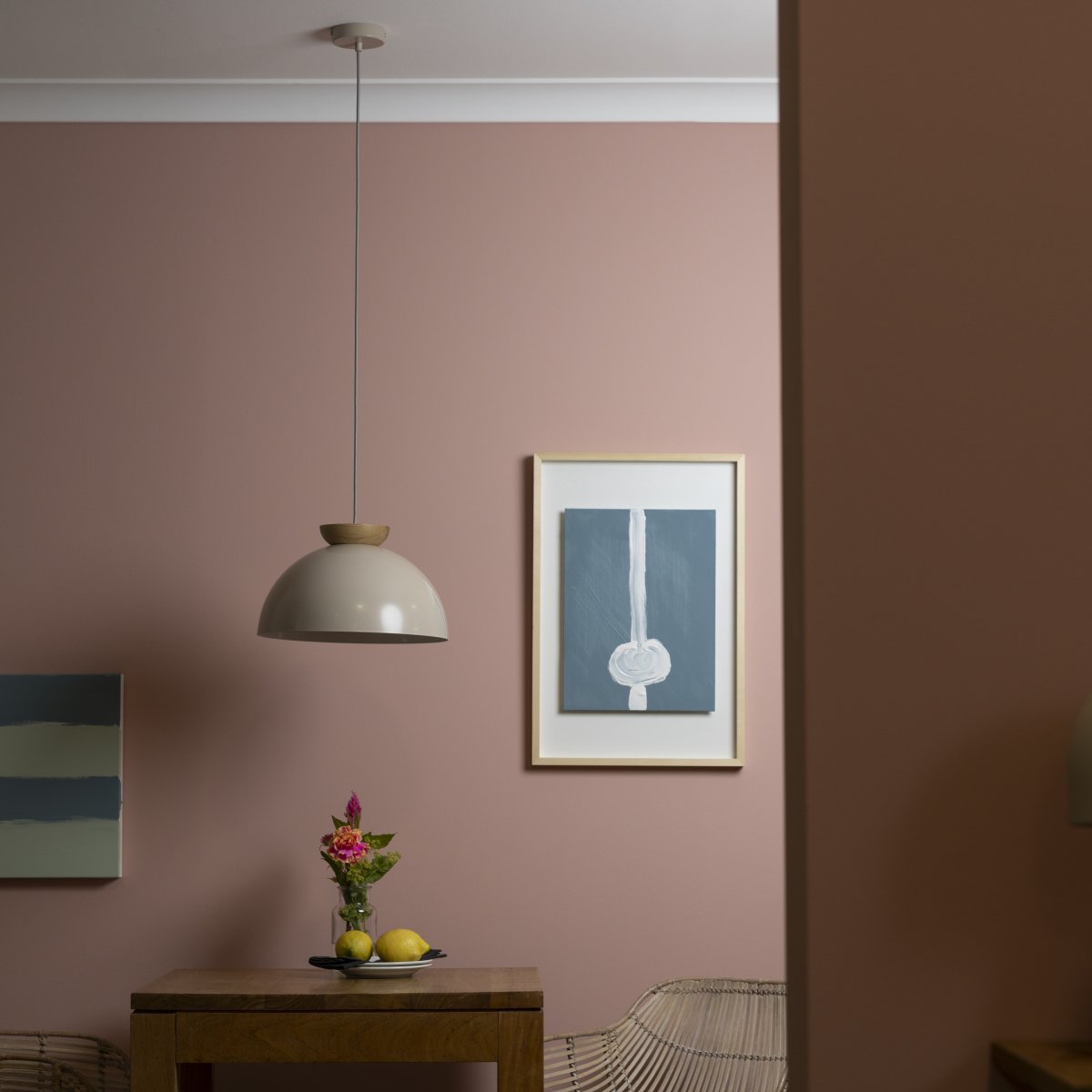 Nalam Ø35 Beige loftslampe Fra Brilliant - Passer perfekt i både stue, køkken eller spisestue og giver et jævnt og behageligt lysindfald.