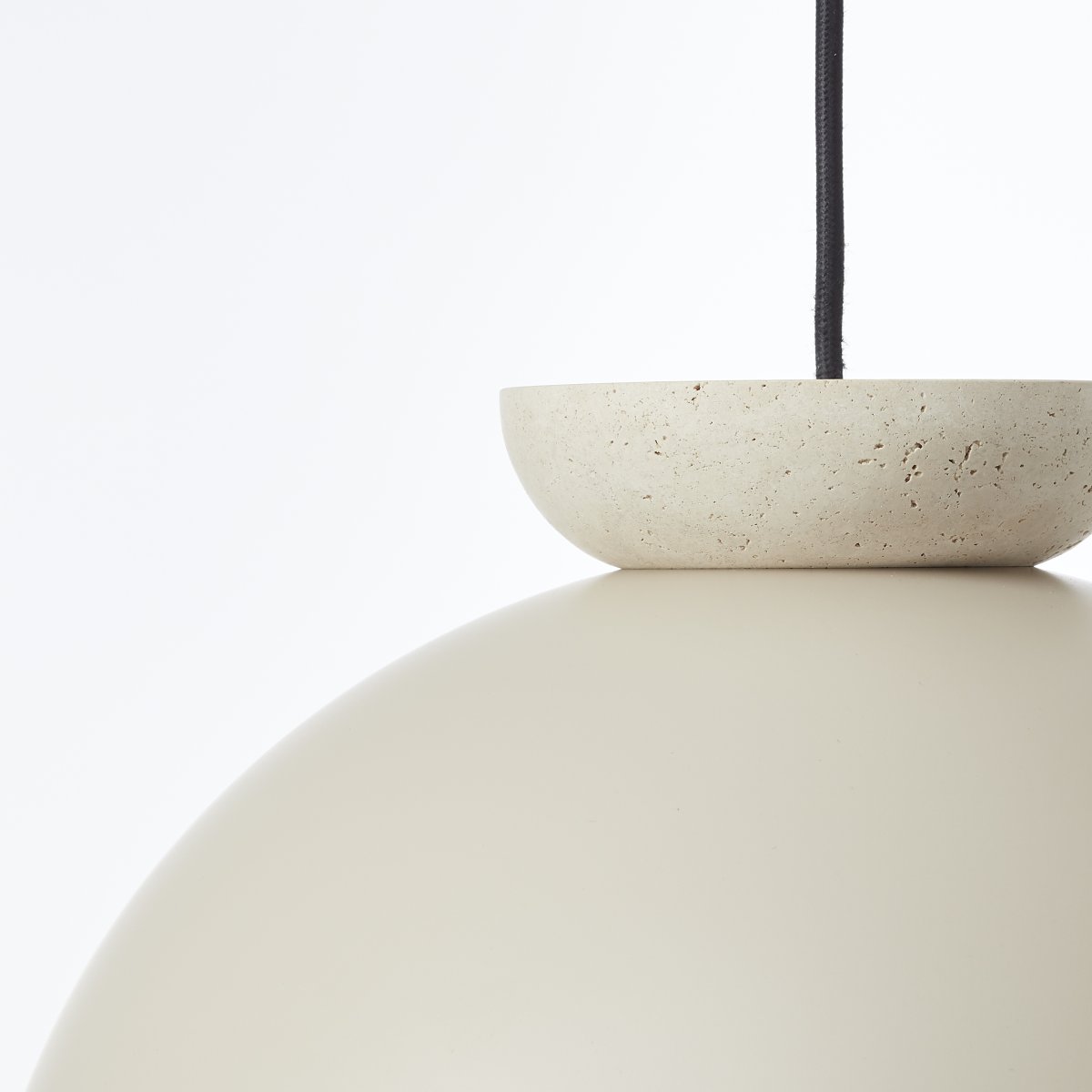 Nalam Ø35 Beige loftslampe Fra Brilliant - Passer perfekt i både stue, køkken eller spisestue og giver et jævnt og behageligt lysindfald.