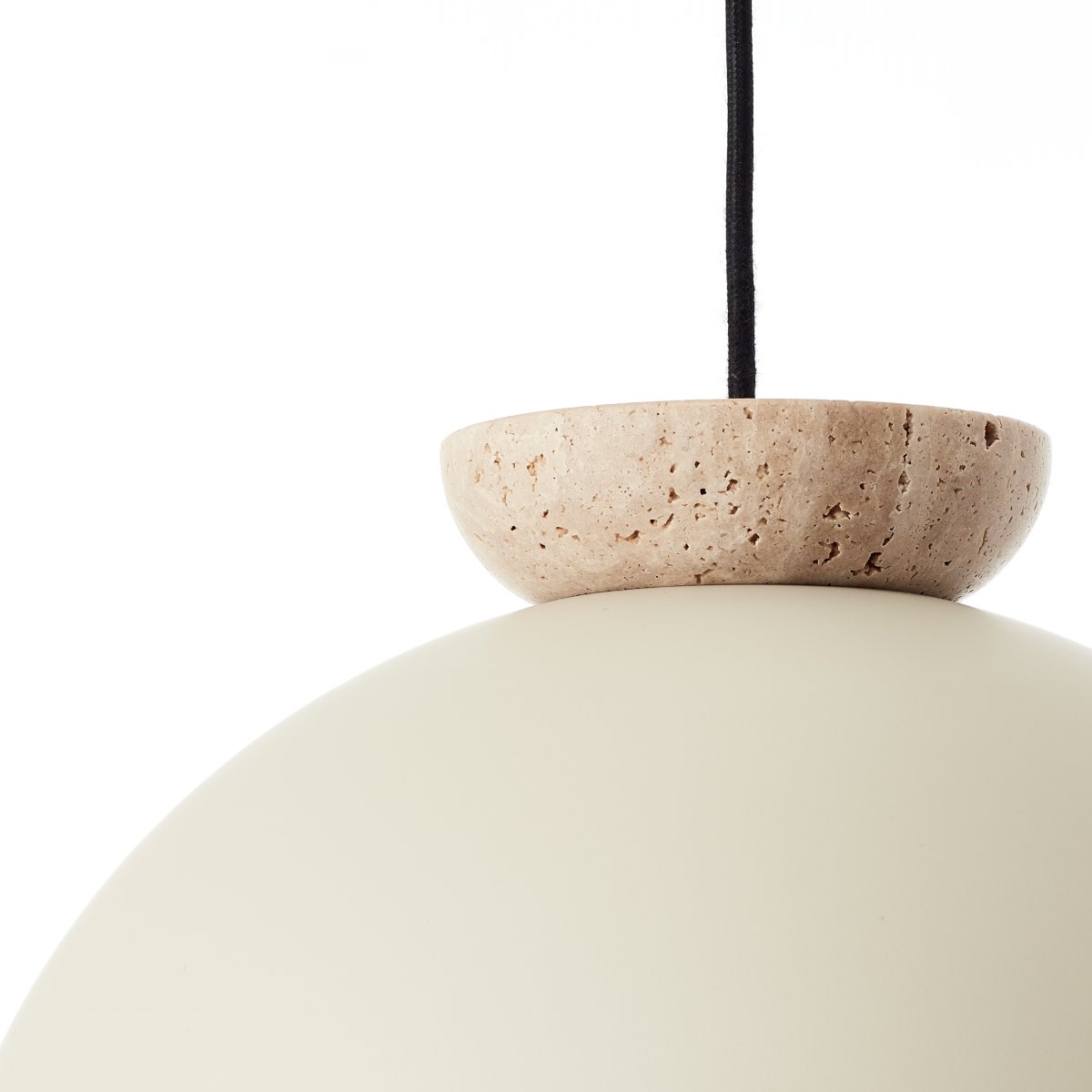 Nalam Ø35 Beige loftslampe Fra Brilliant - Passer perfekt i både stue, køkken eller spisestue og giver et jævnt og behageligt lysindfald.