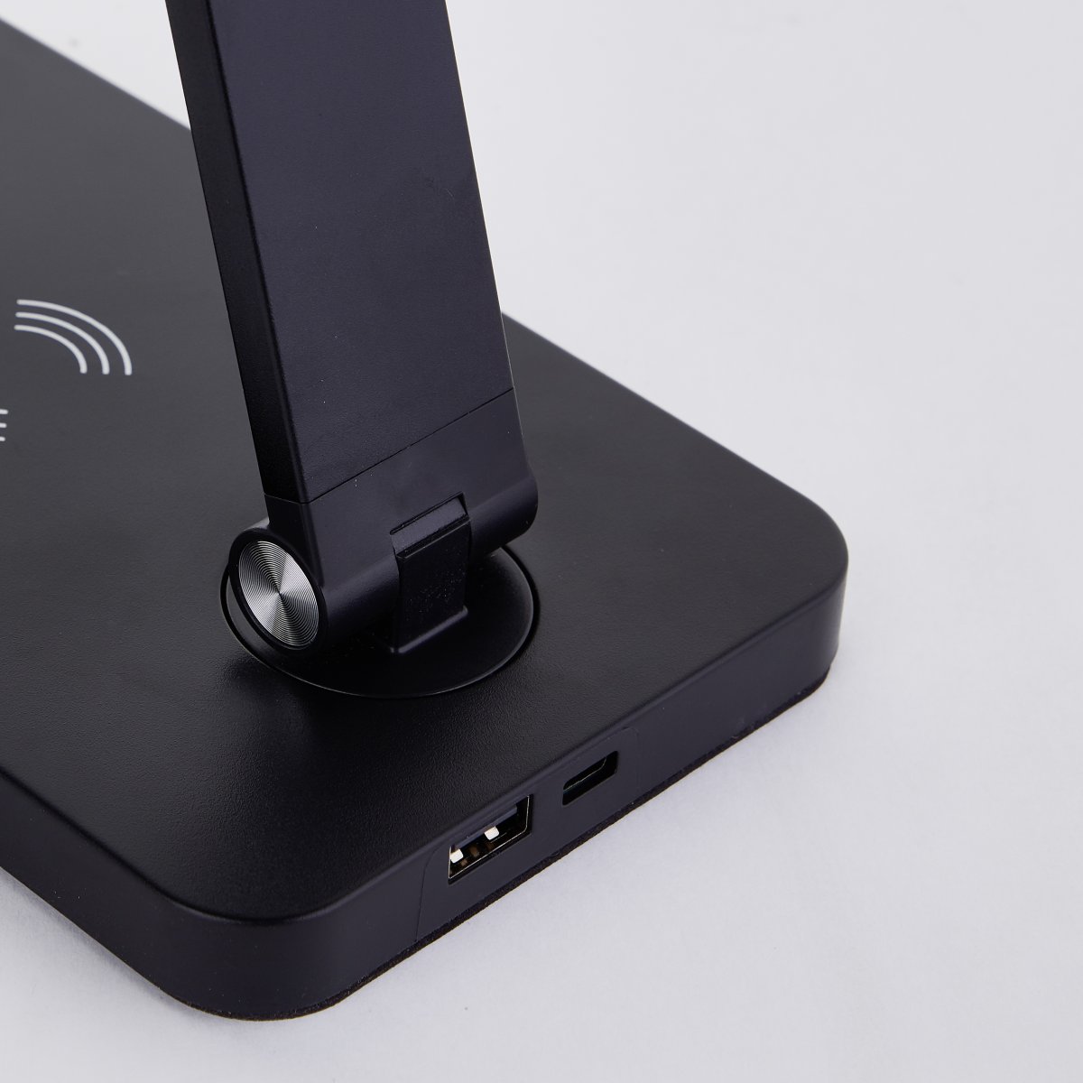 Florence 38cm Sort skrivebordslampe Fra Brilliant - Lampen har en 3-trins berøringsdæmper til at regulere lysstyrken og tilbyder både varm og dagslys hvid belysning.