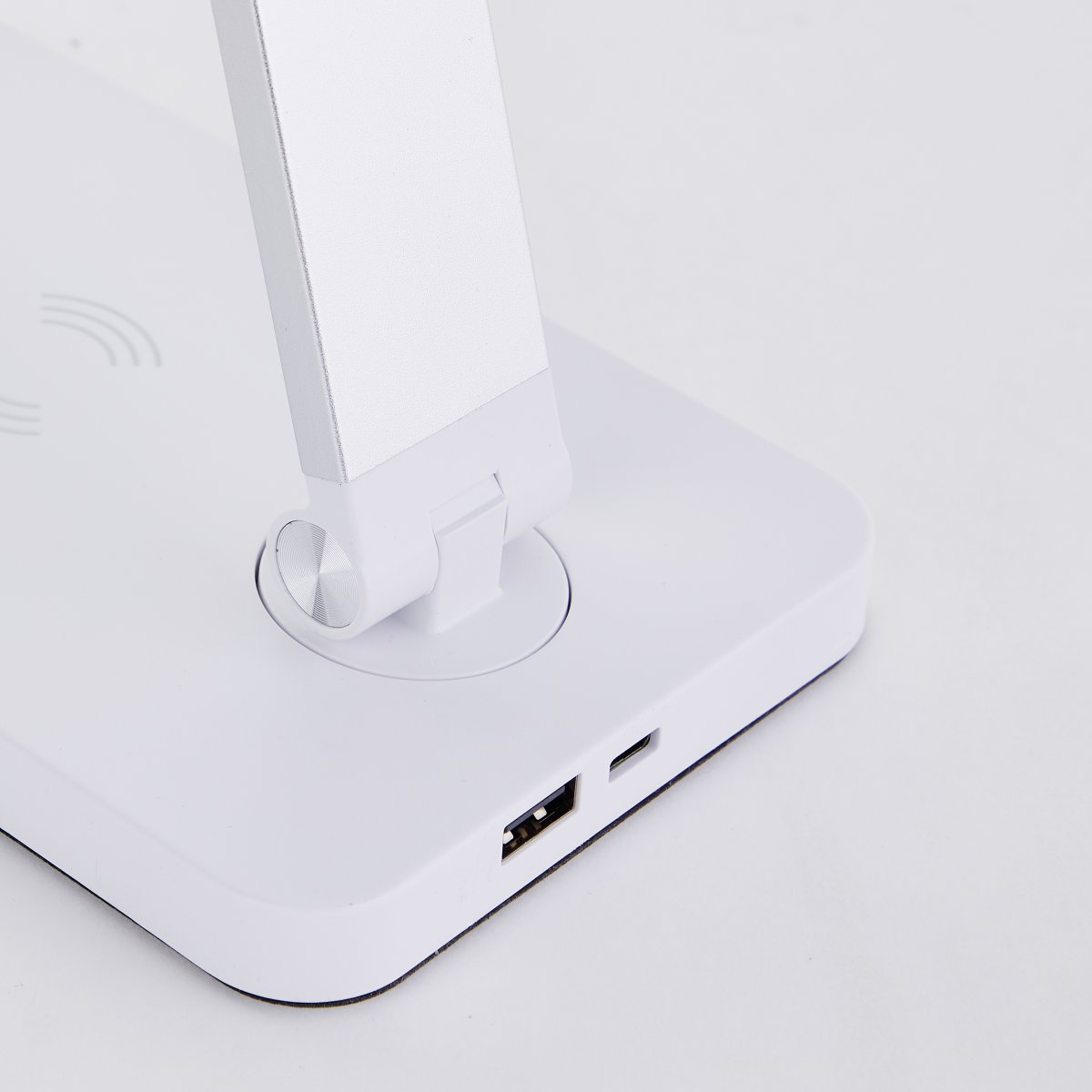 Florence 38cm Hvid skrivebordslampe Fra Brilliant - Lampen har en 3-trins ber&oslash;ringsd&aelig;mper til at regulere lysstyrken og tilbyder b&aring;de varm og dagslys hvid belysning.