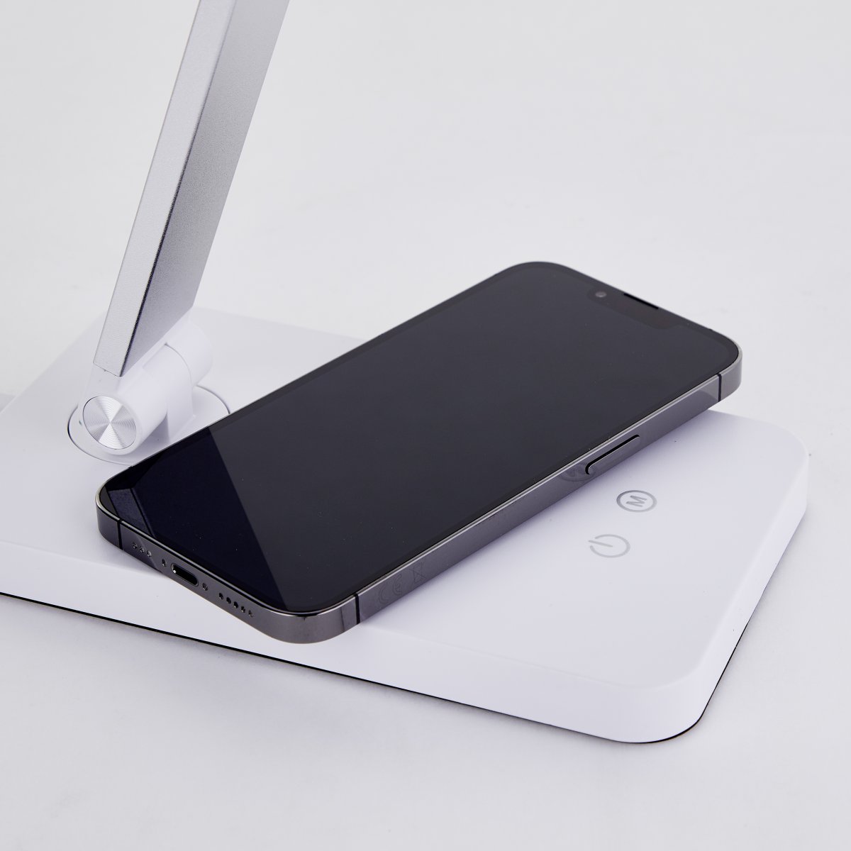 Florence 38cm Hvid skrivebordslampe Fra Brilliant - Lampen har en 3-trins ber&oslash;ringsd&aelig;mper til at regulere lysstyrken og tilbyder b&aring;de varm og dagslys hvid belysning.