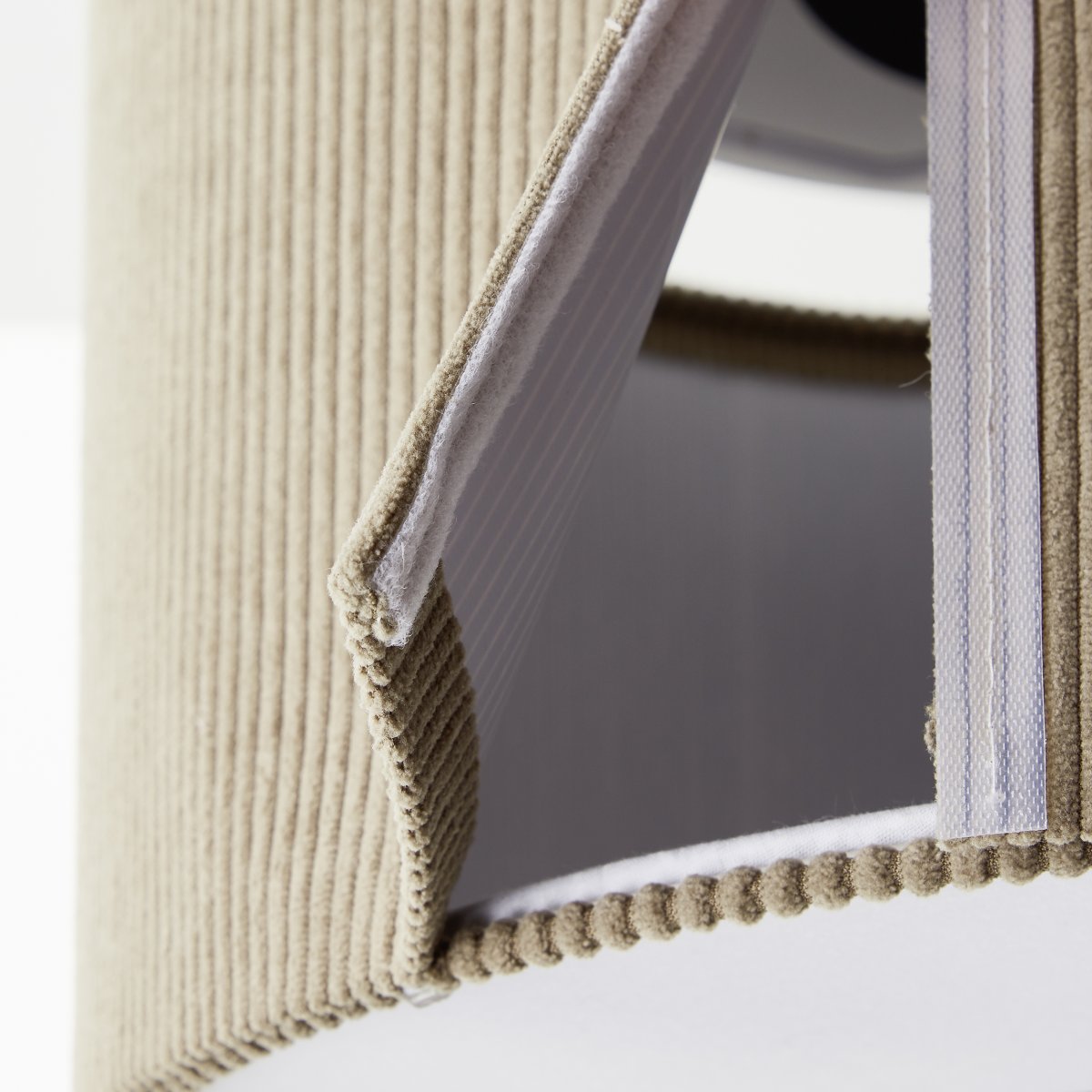 Tony Ø45 Brun plafond Fra Brilliant - Denne stilfulde loftslampe med en sk&aelig;rm af h&oslash;jkvalitets fl&oslash;jlsstof giver et moderne og indbydende indtryk i ethvert rum.