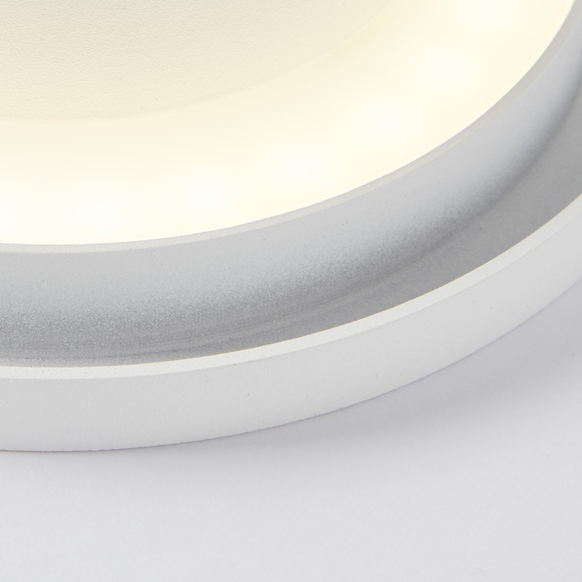 Shadow Ø15 Hvid væglampe Fra Brilliant - Sahdow LED væg- og loftlampe kombinerer stil og funktionalitet med sit elegante design i aluminium og metal i sandhvid farve.