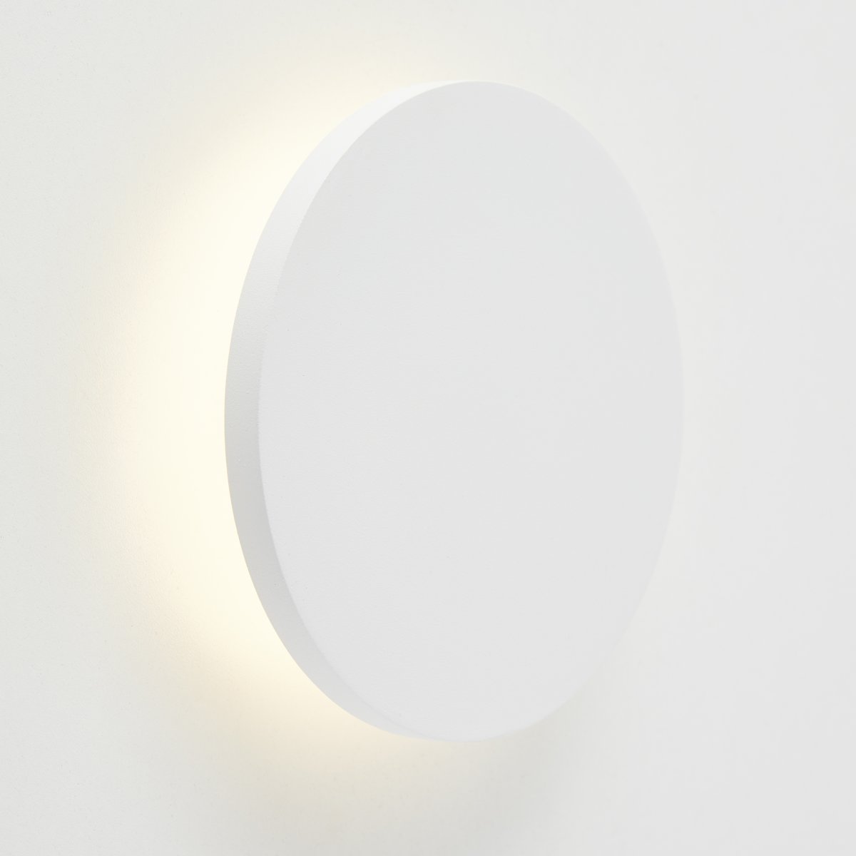 Shadow Ø15 Hvid væglampe Fra Brilliant - Sahdow LED væg- og loftlampe kombinerer stil og funktionalitet med sit elegante design i aluminium og metal i sandhvid farve.