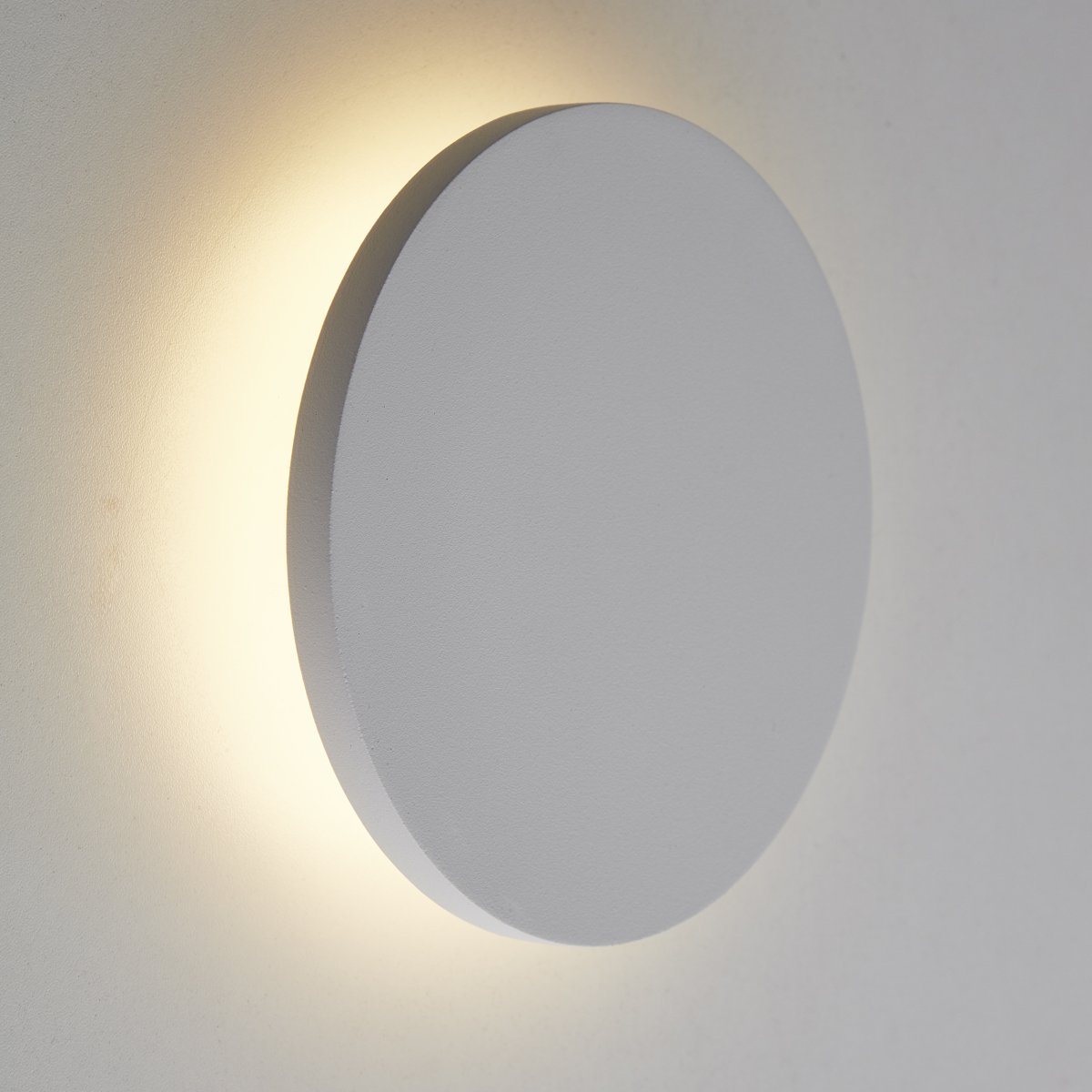 Shadow Ø15 Hvid væglampe Fra Brilliant - Sahdow LED væg- og loftlampe kombinerer stil og funktionalitet med sit elegante design i aluminium og metal i sandhvid farve.