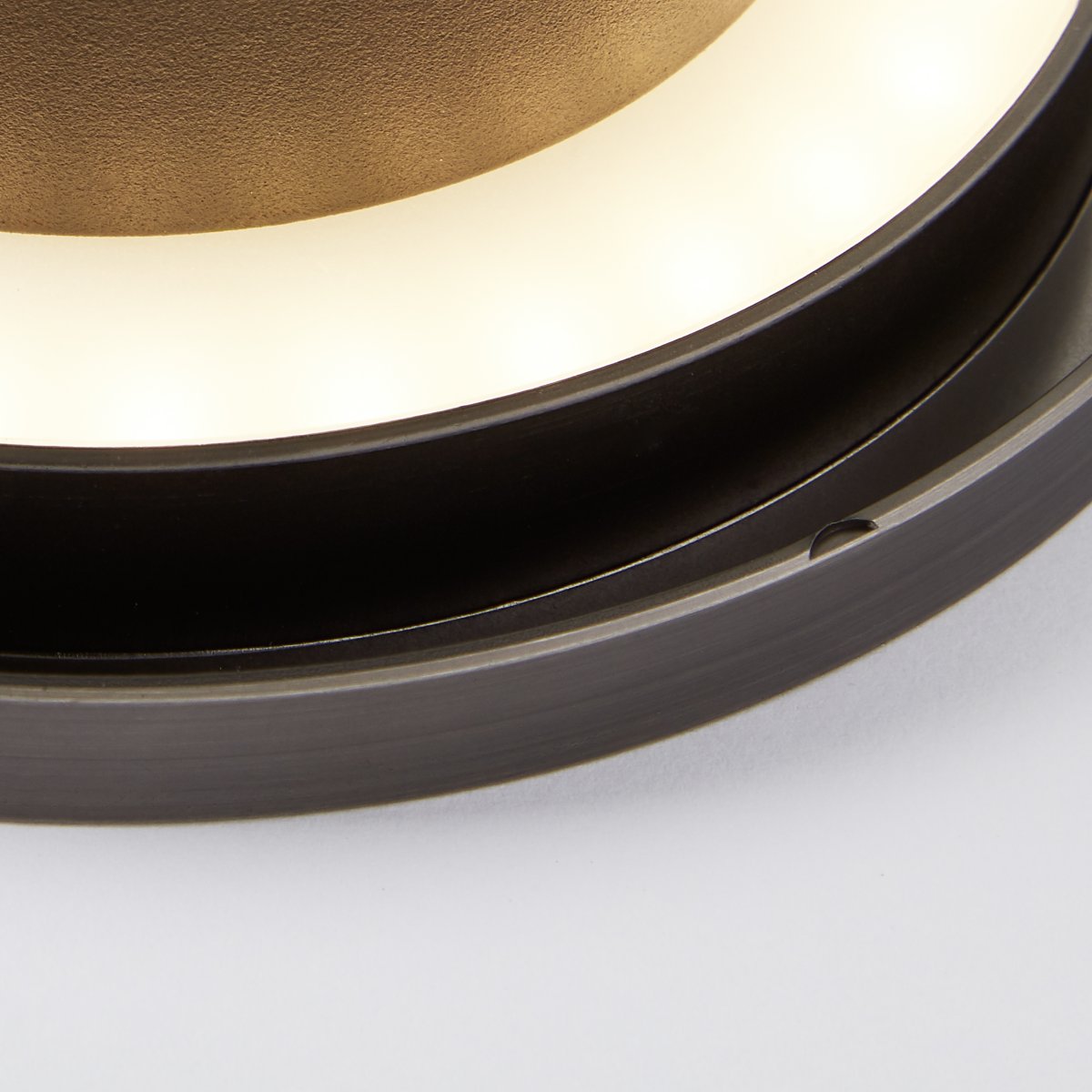 Shadow Ø15 Grå væglampe Fra Brilliant - Sahdow LED væg- og loftlampe kombinerer stil og funktionalitet med sit elegante design i aluminium og metal i gråt.