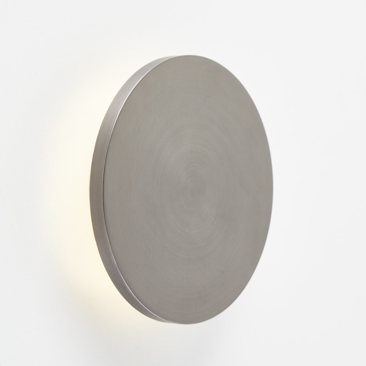 Shadow Ø15 Grå væglampe Fra Brilliant - Sahdow LED væg- og loftlampe kombinerer stil og funktionalitet med sit elegante design i aluminium og metal i gråt.