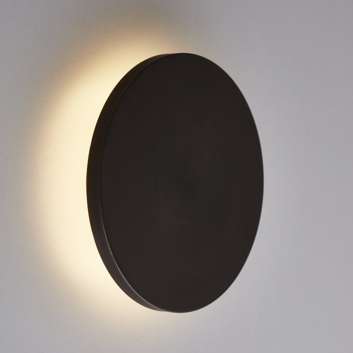 Shadow Ø15 Grå væglampe Fra Brilliant - Sahdow LED væg- og loftlampe kombinerer stil og funktionalitet med sit elegante design i aluminium og metal i gråt.