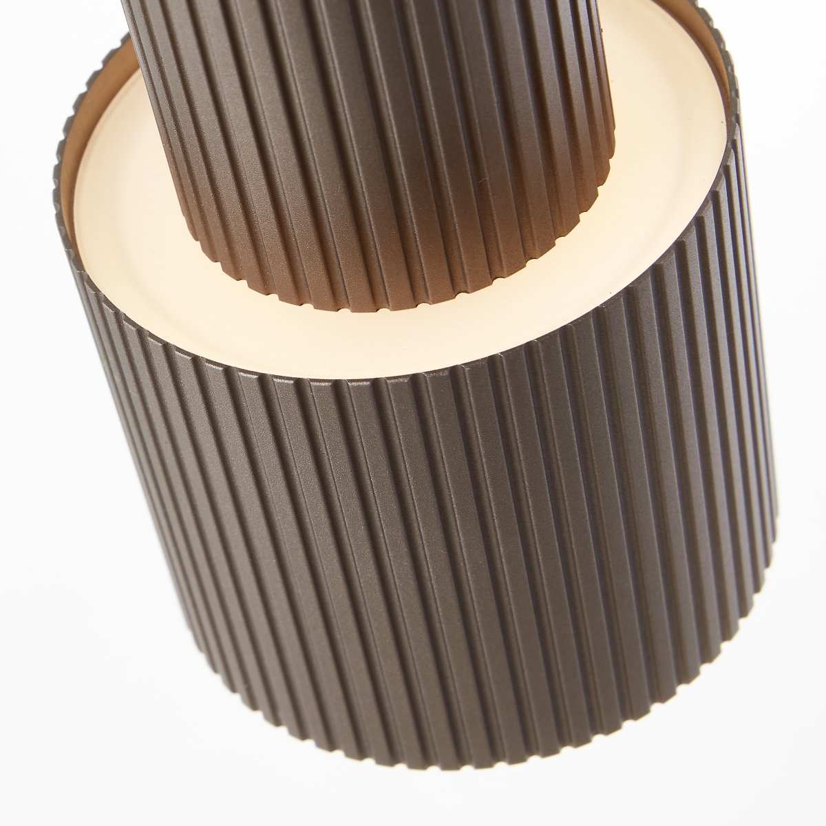 Cadiz 42cm Mat sort skrivebordslampe Fra Brilliant - Lampen leveres med dæmpbar GU10 lyskilde tændt; 5W som giver et varmt hvidt lys på 3000K og 350 lumen for en behagelig atmosfære.