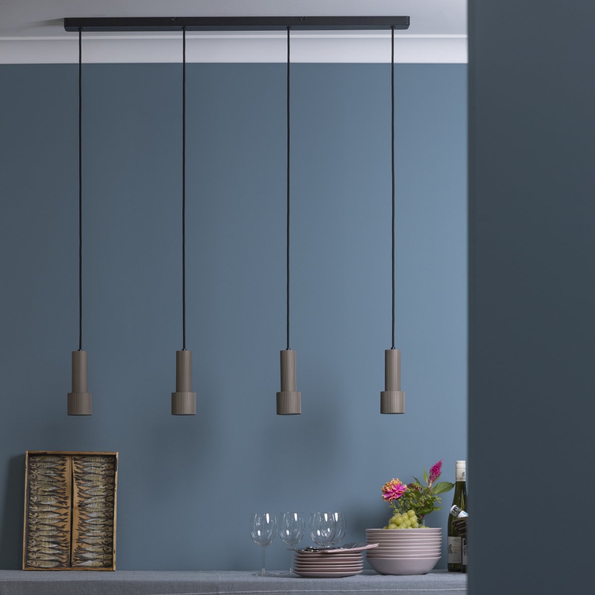 Cadiz 98cm Bronze loftslampe Fra Brilliant - Pendellængden kan justeres, så den passer til forskellige rumhøjder, og lampen monteres nemt i loftet.
