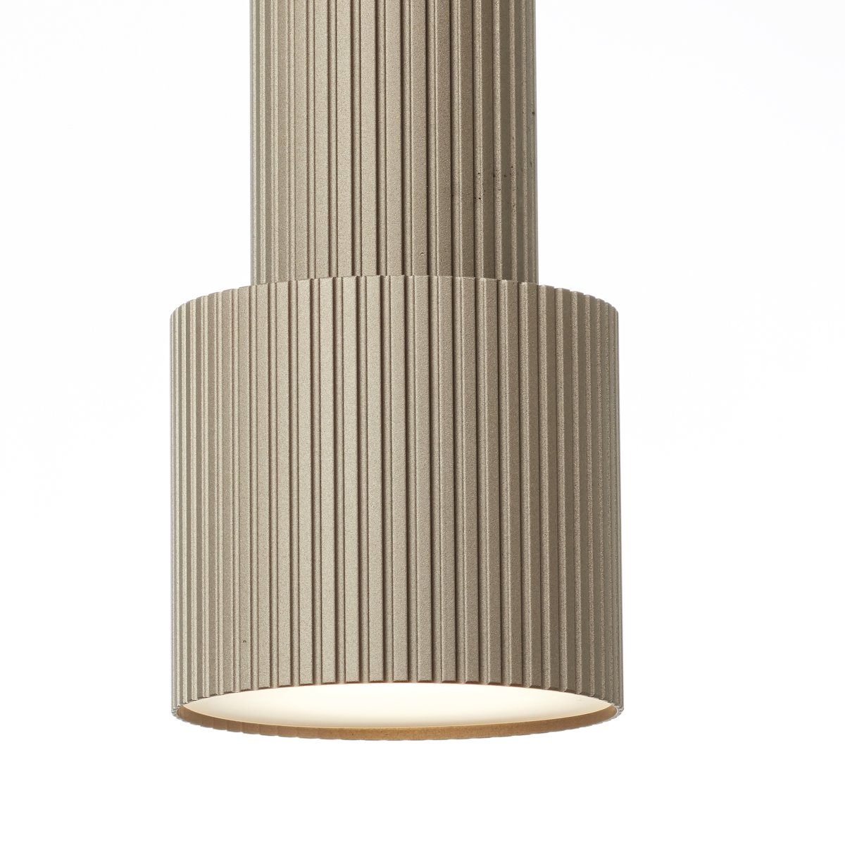 Cadiz 98cm Bronze loftslampe Fra Brilliant - Pendellængden kan justeres, så den passer til forskellige rumhøjder, og lampen monteres nemt i loftet.