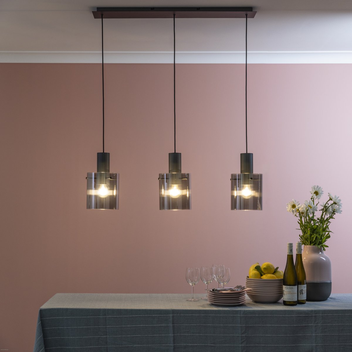 Riffelini 98cm Antracit loftslampe Fra Brilliant - Dens klare glas skaber et indbydende og moderne lys, der passer perfekt over spisebordet eller i stuen.