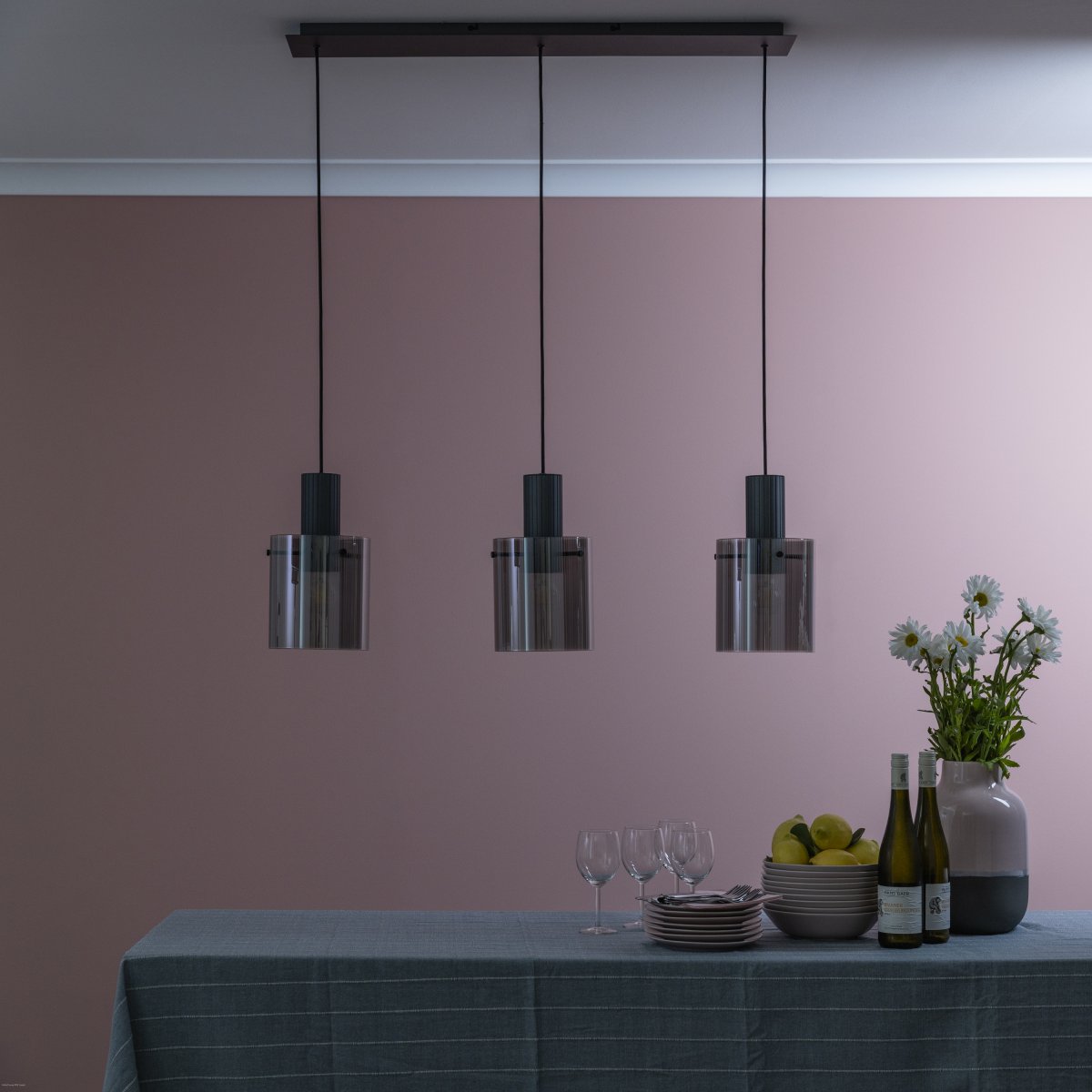 Riffelini 98cm Antracit loftslampe Fra Brilliant - Dens klare glas skaber et indbydende og moderne lys, der passer perfekt over spisebordet eller i stuen.