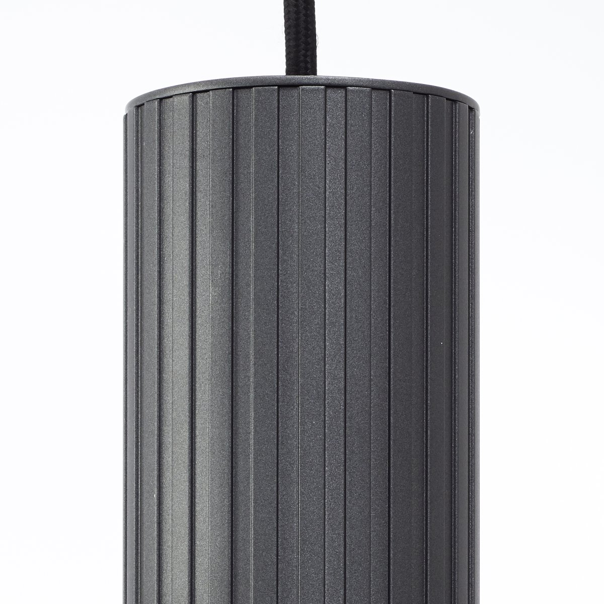 Riffelini 98cm Antracit loftslampe Fra Brilliant - Dens klare glas skaber et indbydende og moderne lys, der passer perfekt over spisebordet eller i stuen.