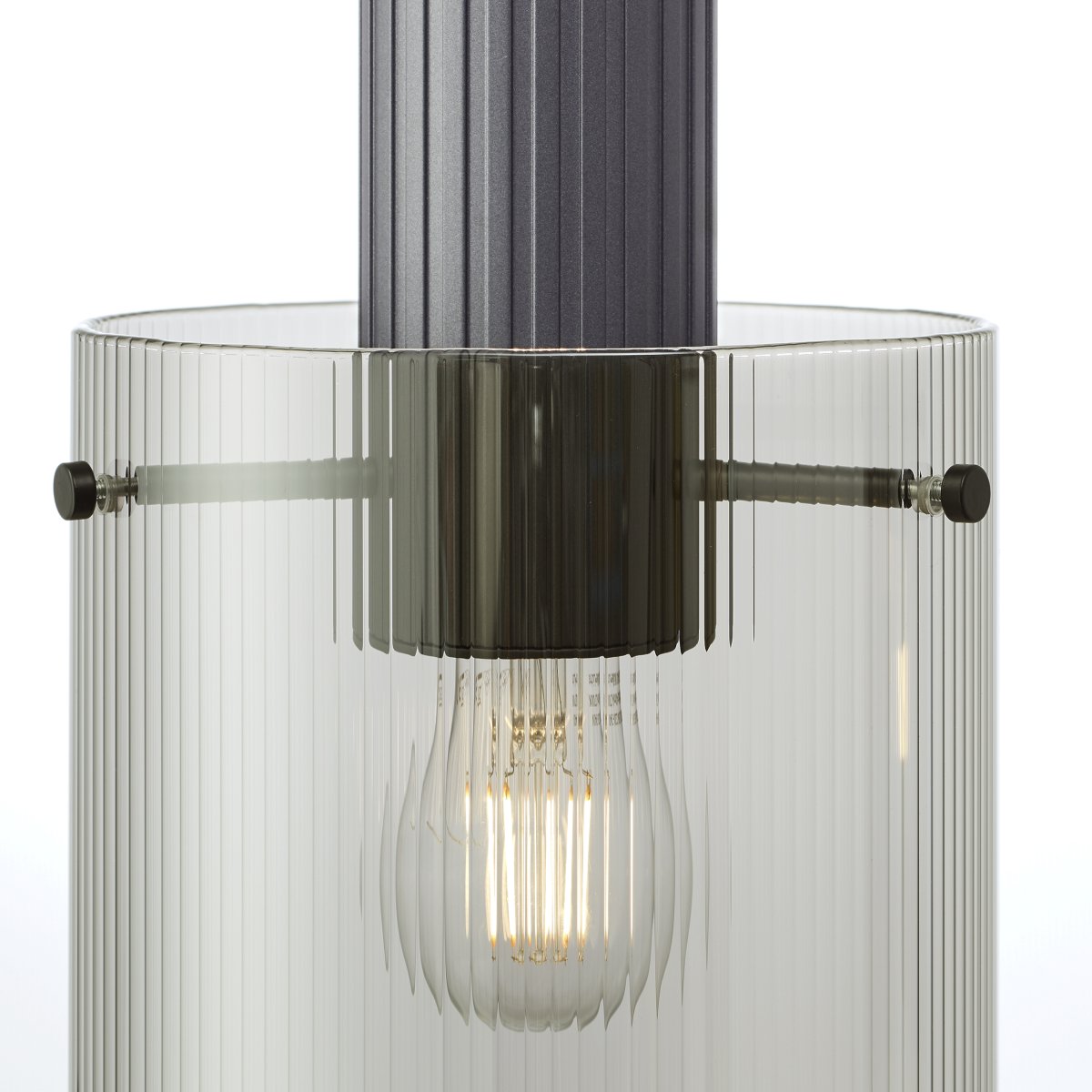 Riffelini 98cm Antracit loftslampe Fra Brilliant - Dens klare glas skaber et indbydende og moderne lys, der passer perfekt over spisebordet eller i stuen.