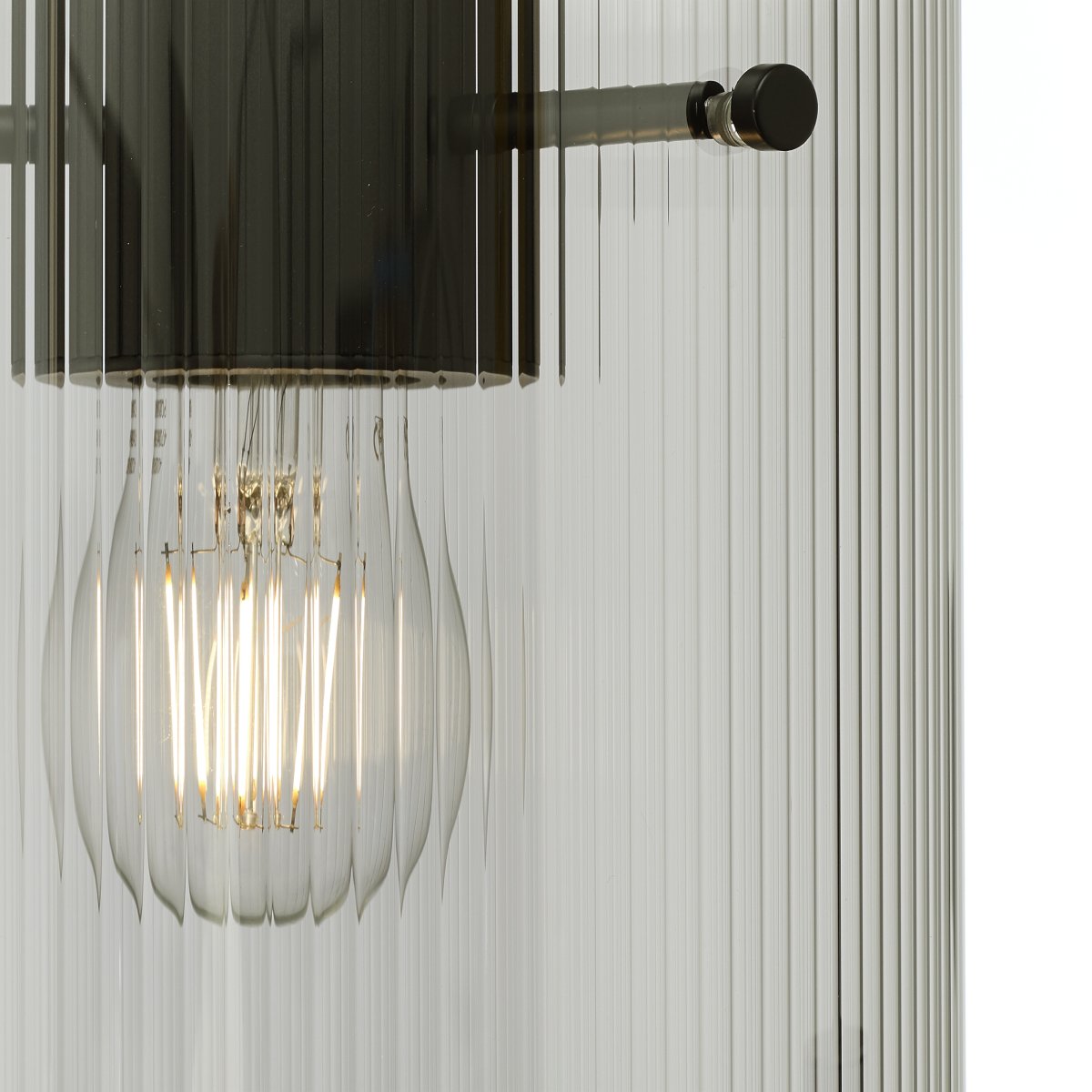 Riffelini 98cm Antracit loftslampe Fra Brilliant - Dens klare glas skaber et indbydende og moderne lys, der passer perfekt over spisebordet eller i stuen.