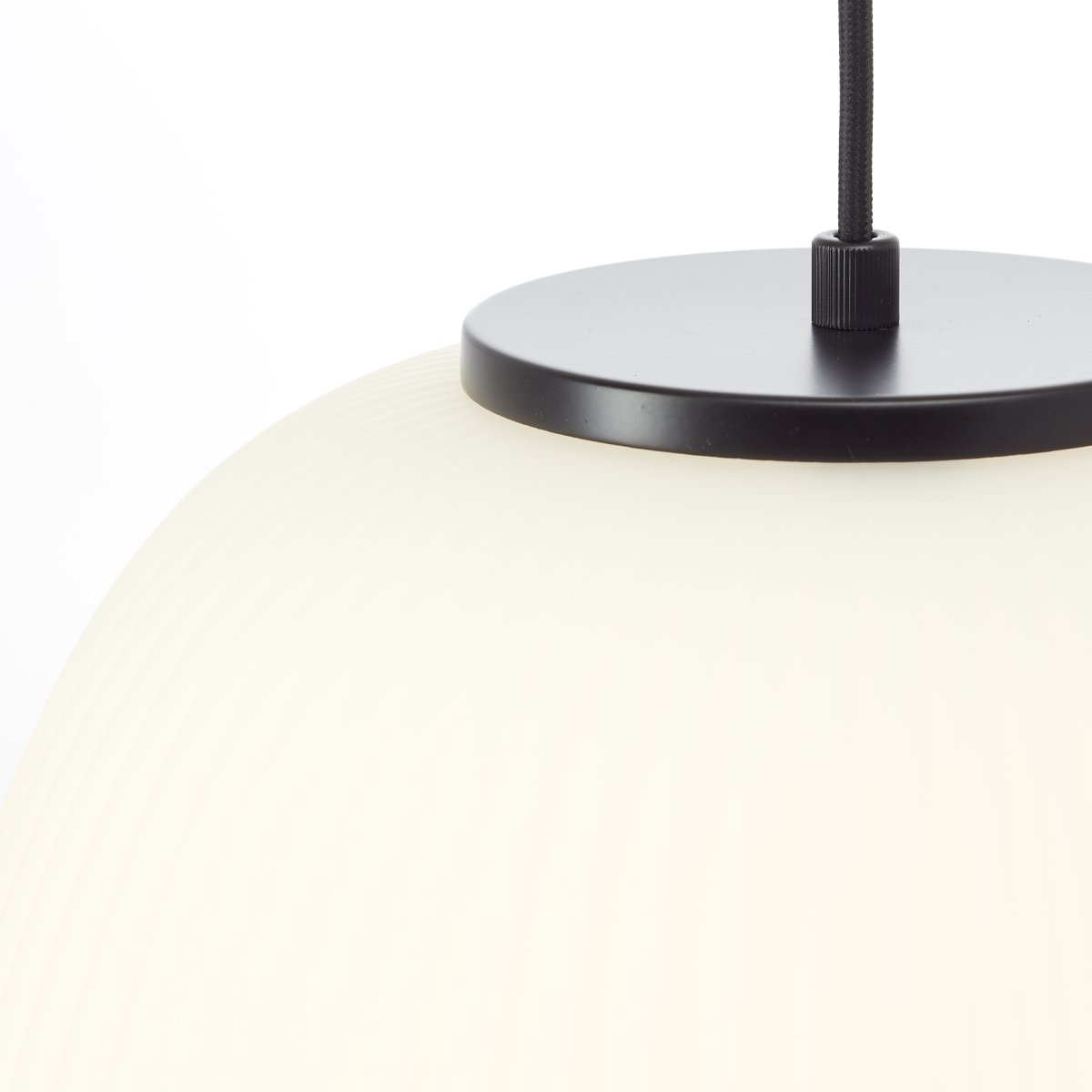 Kaizen Ø35 Hvid loftslampe Fra Brilliant - Dens tidløse design og neutrale farve gør, at den passer ind i mange forskellige miljøer og stilarter.