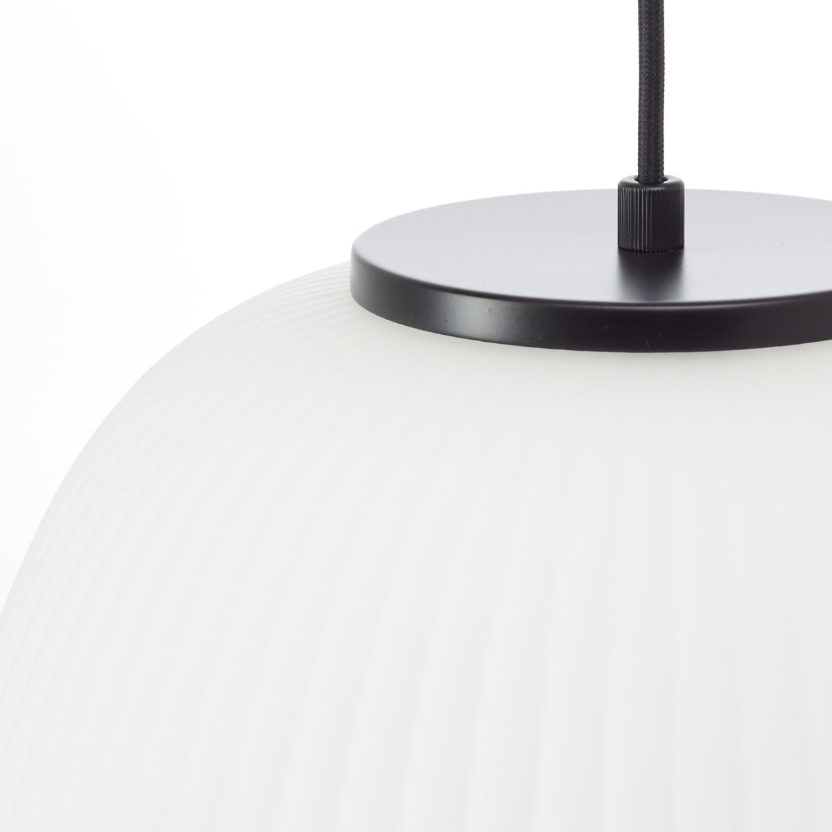 Kaizen Ø35 Hvid loftslampe Fra Brilliant - Dens tidløse design og neutrale farve gør, at den passer ind i mange forskellige miljøer og stilarter.