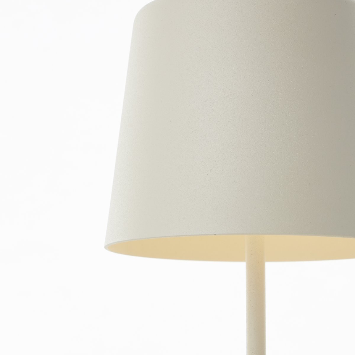 Kaami 37cm Beige bærbar Fra Brilliant - Den b&aelig;rbare LED bordlampe Kaami i mat beige giver et moderne touch til din terrasse, altan eller have.
