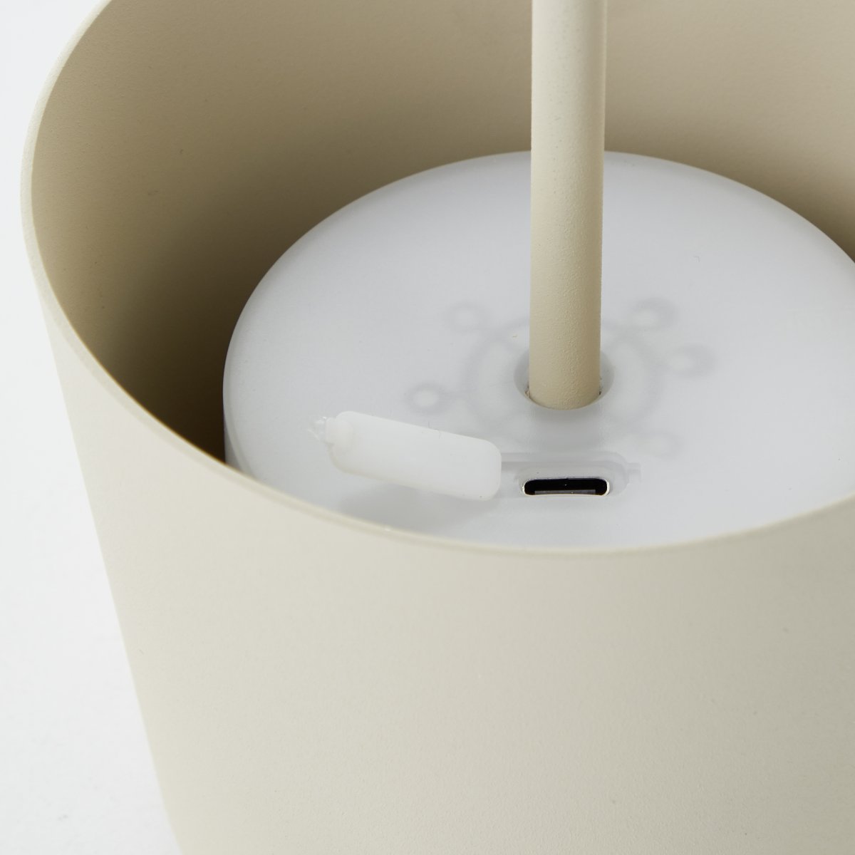 Kaami 37cm Beige bærbar Fra Brilliant - Den b&aelig;rbare LED bordlampe Kaami i mat beige giver et moderne touch til din terrasse, altan eller have.