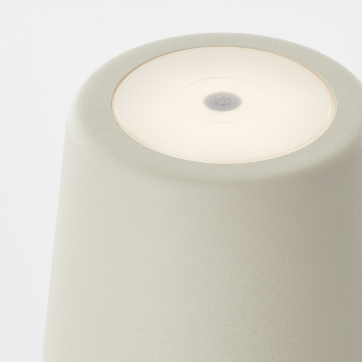 Kaami 37cm Beige bærbar Fra Brilliant - Den b&aelig;rbare LED bordlampe Kaami i mat beige giver et moderne touch til din terrasse, altan eller have.