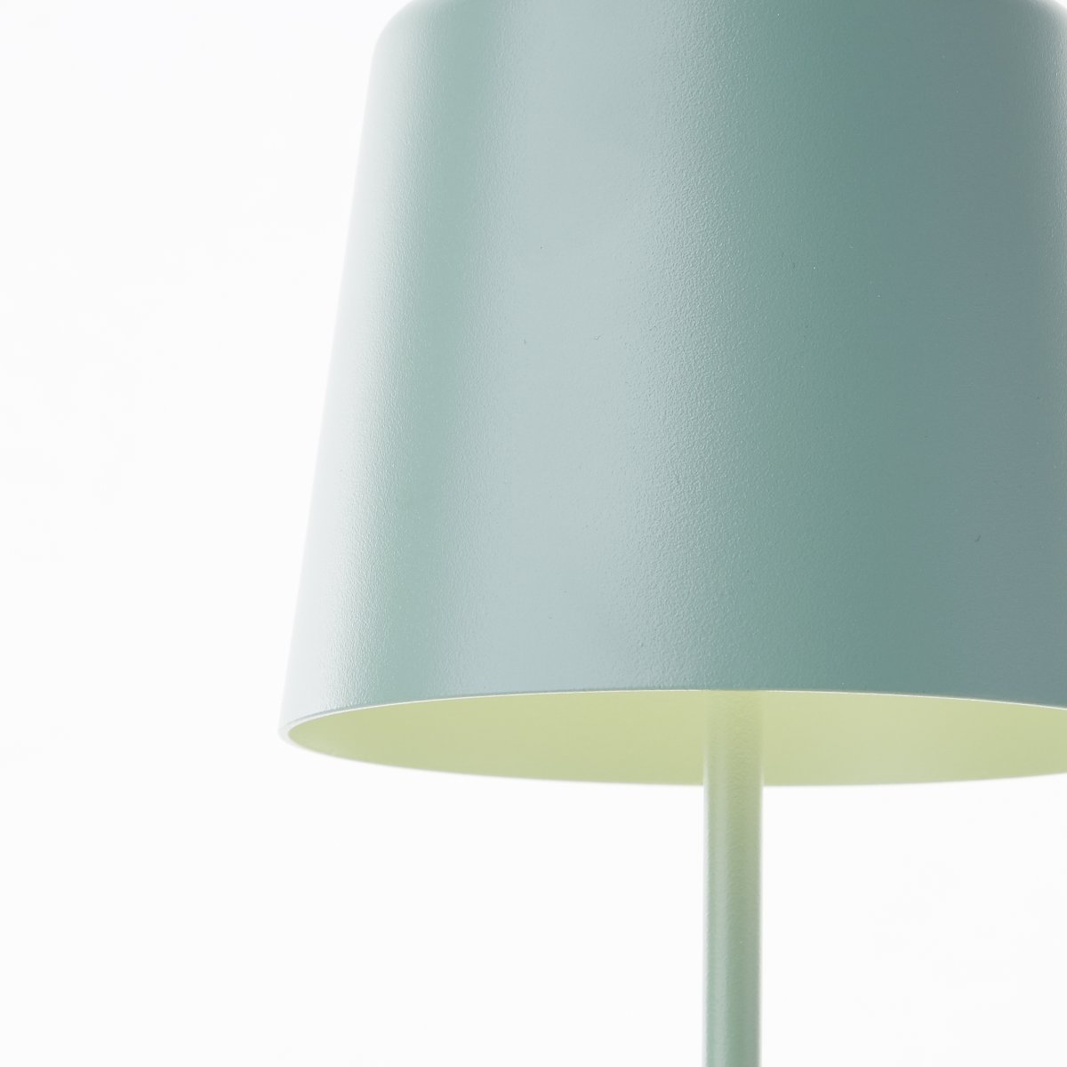 Kaami 37cm Grøn bærbar Fra Brilliant - Med sin h&oslash;je IP44-klassificering er den vejrbestandig, perfekt til b&aring;de udend&oslash;rs og indend&oslash;rs brug.