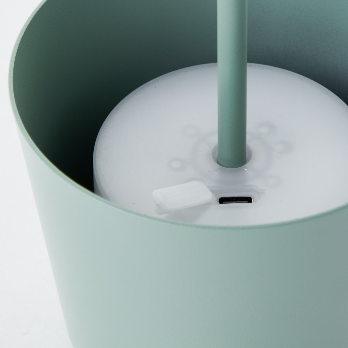 Kaami 37cm Grøn bærbar Fra Brilliant - Med sin h&oslash;je IP44-klassificering er den vejrbestandig, perfekt til b&aring;de udend&oslash;rs og indend&oslash;rs brug.