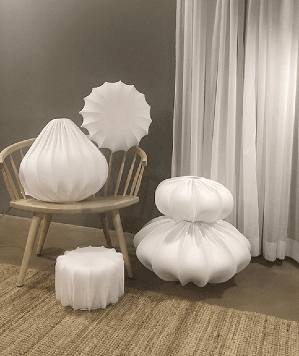 Dalia Skærm Ekskl. Ophæng Ø40 Hvid loftslampe Fra PR Home - Dalia tagsk&aelig;rm er en del af en serie af sk&aelig;rme i forskellige st&oslash;rrelser og former bekl&aelig;dt med hvidt jerseystof.